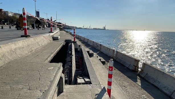 Foto - Üsküdar sahilde yürüyüş yolunun altındaki kısımda çökme