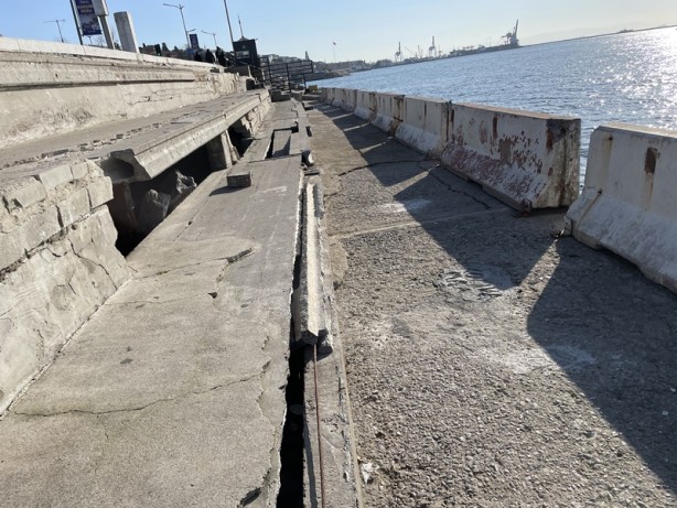 Foto - Üsküdar sahilde yürüyüş yolunun altındaki kısımda çökme