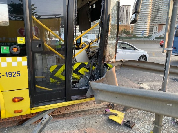 Foto - Üsküdar'da feci kaza! İETT otobüsü bariyerlere ok gibi saplandı