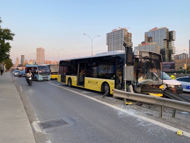 Foto - Üsküdar'da feci kaza! İETT otobüsü bariyerlere ok gibi saplandı