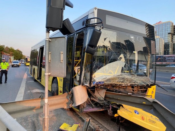 Foto - Üsküdar'da feci kaza! İETT otobüsü bariyerlere ok gibi saplandı