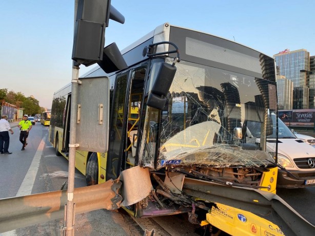 Foto - Üsküdar'da feci kaza! İETT otobüsü bariyerlere ok gibi saplandı