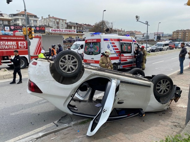 Foto - Üsküdar'da iki otomobil kafa kafaya çarpıştı