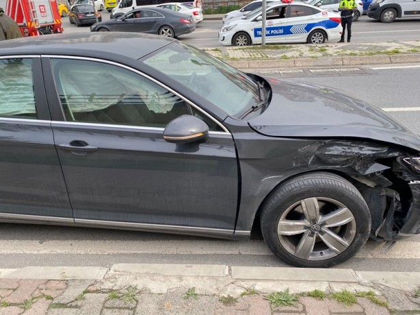 Foto - Üsküdar'da iki otomobil kafa kafaya çarpıştı