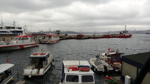 Foto - Üsküdar’da talihsiz kaza! Yunus gemilerin arasına sıkıştı