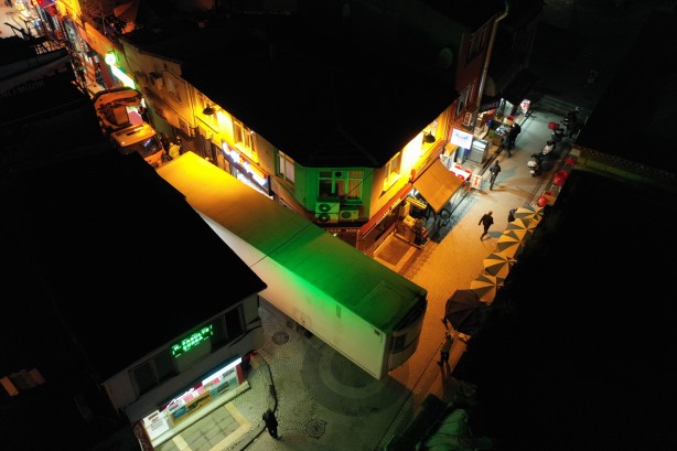 Üsküdar'da yabancı plakalı tır sokak arasında sıkıştı!