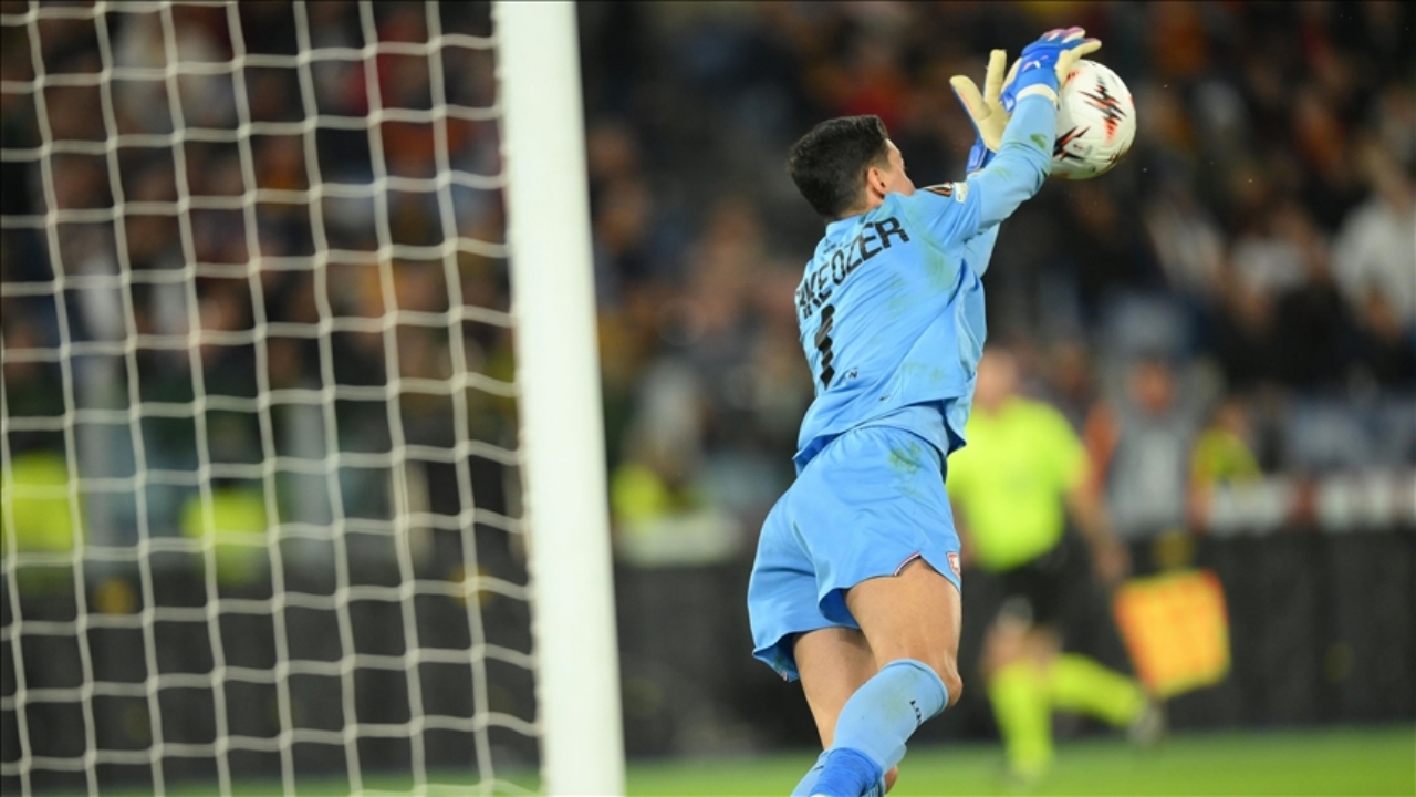 Foto - Üst üste 3 penaltı kurtaran Berke Özer, gündem oldu! Avrupa basını bakın neler yazdı