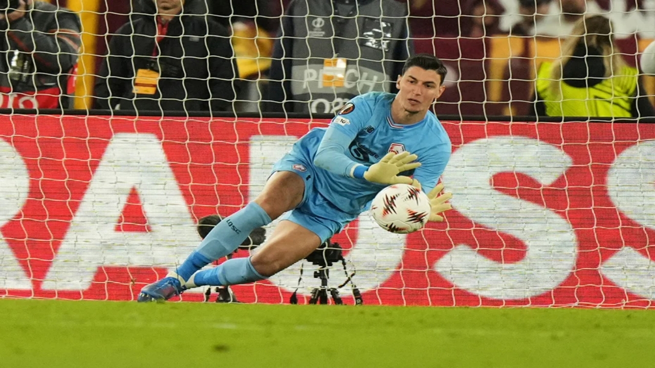 Üst üste 3 penaltı kurtaran Berke Özer, gündem oldu! Avrupa basını bakın neler yazdı