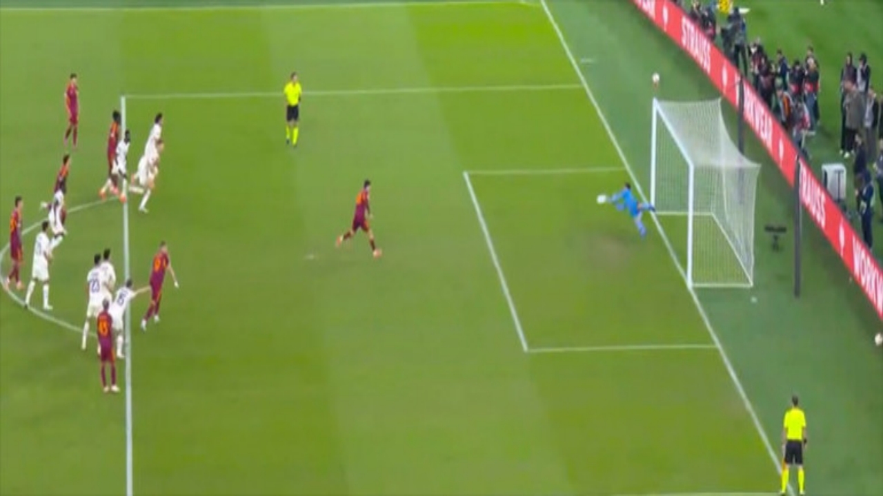 Foto - Üst üste 3 penaltı kurtaran Berke Özer, gündem oldu! Avrupa basını bakın neler yazdı