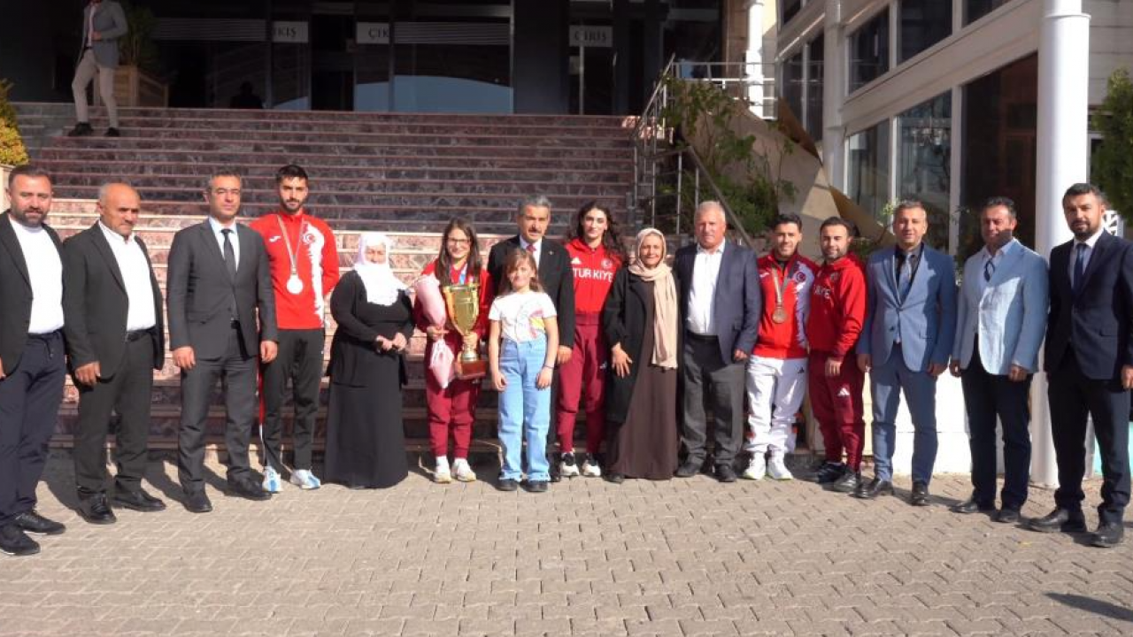 Üst üste Avrupa Şampiyonu oldu! Altın madalyalı boksöre görkemli karşılama