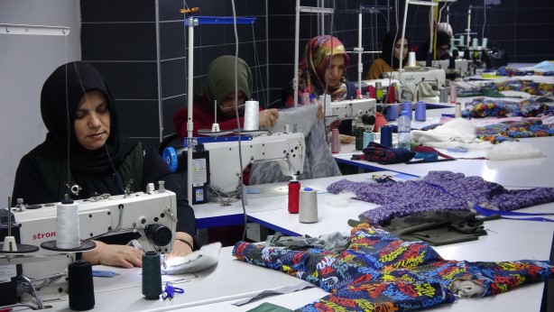 Foto - Usta öğretici kadınlar, depremzedeler için canla başla için çalışıyor