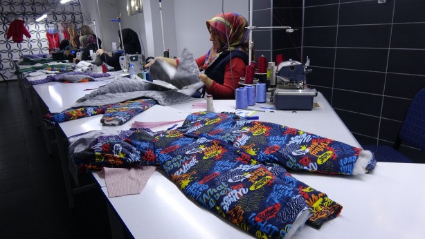 Foto - Usta öğretici kadınlar, depremzedeler için canla başla için çalışıyor