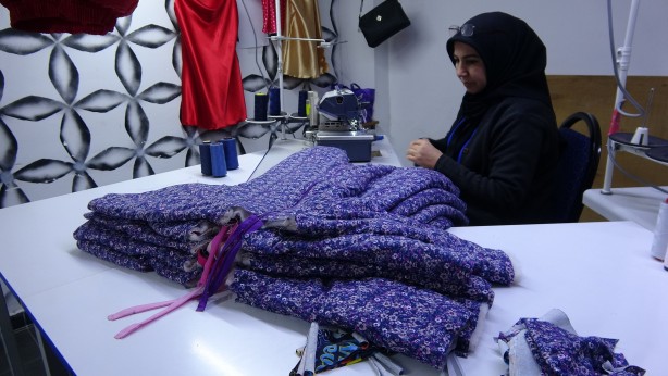 Foto - Usta öğretici kadınlar, depremzedeler için canla başla için çalışıyor