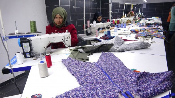 Foto - Usta öğretici kadınlar, depremzedeler için canla başla için çalışıyor