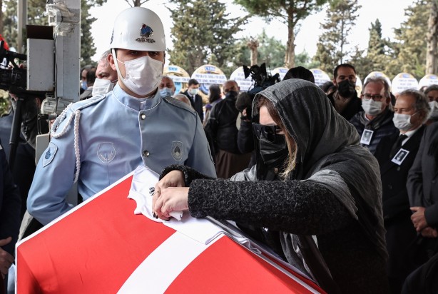 Foto - Usta oyuncu Rasim Öztekin son yolculuğuna uğurlandı