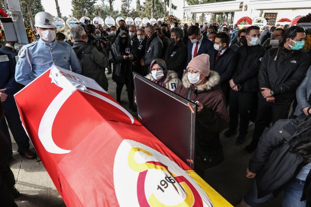 Foto - Usta oyuncu Rasim Öztekin son yolculuğuna uğurlandı