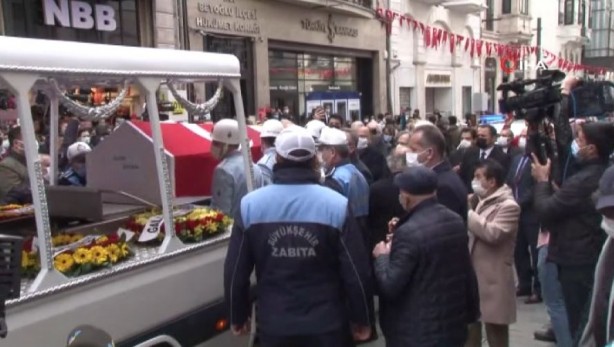 Foto - Usta oyuncu Rasim Öztekin son yolculuğuna uğurlandı