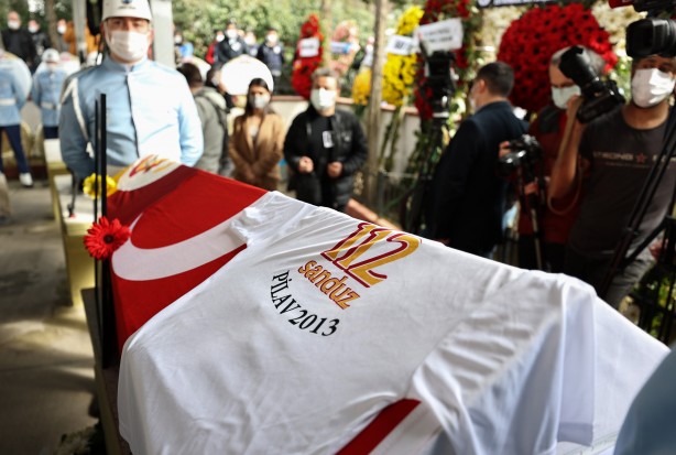 Foto - Usta oyuncu Rasim Öztekin son yolculuğuna uğurlandı