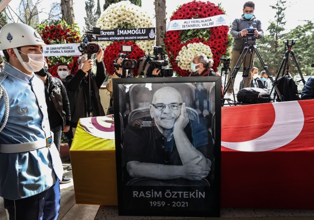 Foto - Usta oyuncu Rasim Öztekin son yolculuğuna uğurlandı
