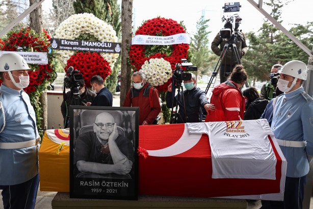 Foto - Usta oyuncu Rasim Öztekin son yolculuğuna uğurlandı