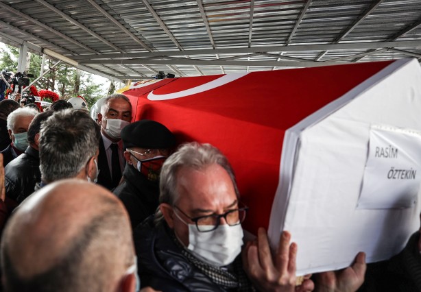 Foto - Usta oyuncu Rasim Öztekin son yolculuğuna uğurlandı