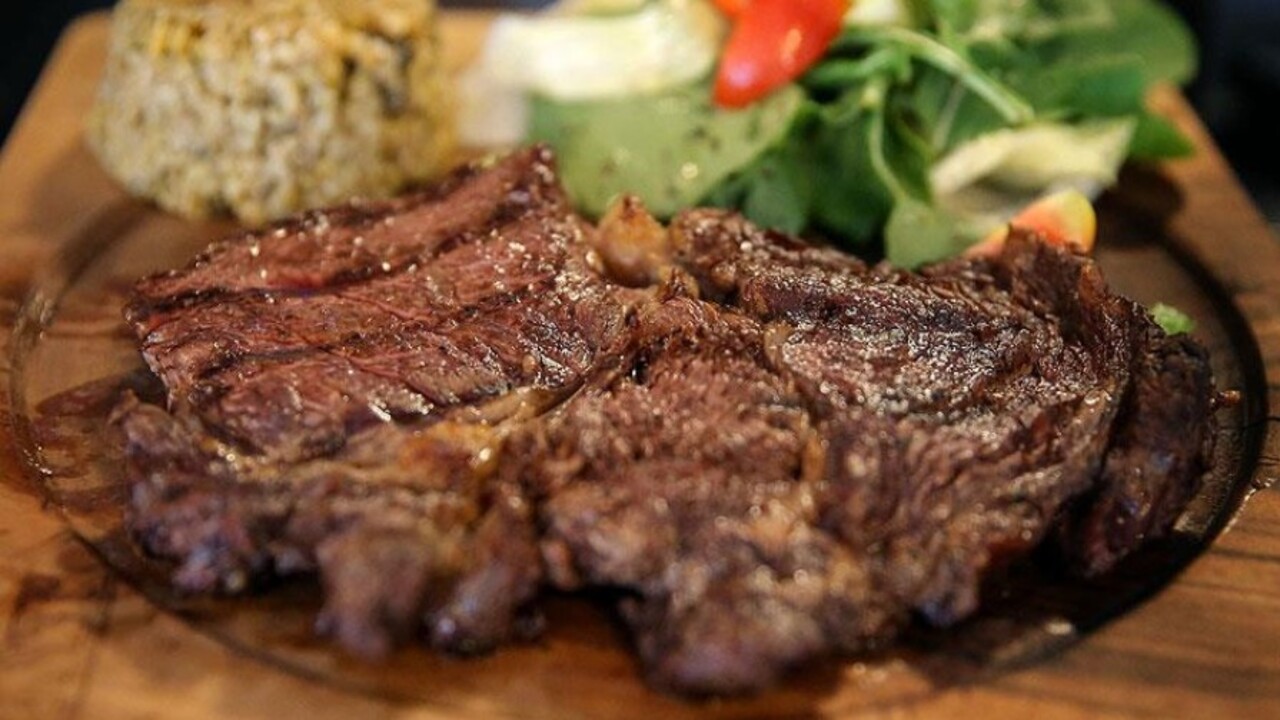 Usta şefler sır gibi saklıyordu! Eti pamuk gibi yumuşacık yapmanın püf noktası açıklandı