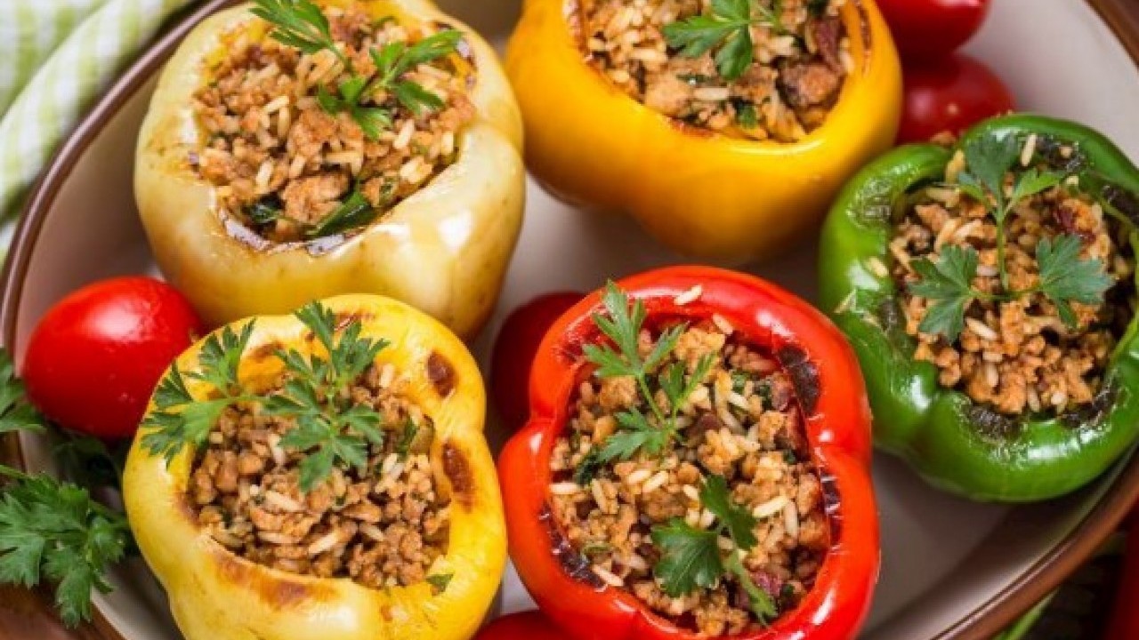 Usta şefler sırrı açıkladı! İşte parmak ısırtan biber dolmasının tarifi