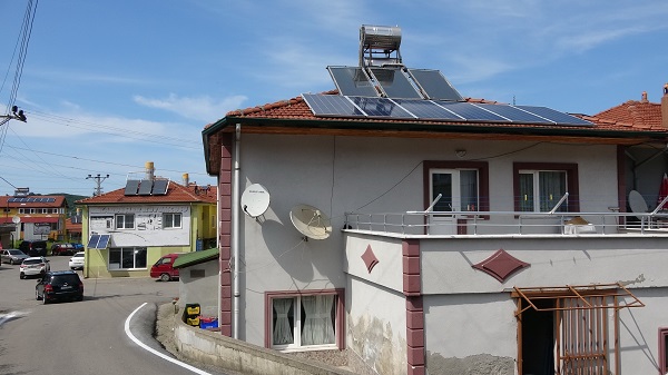 Foto - Üstüne para da kazanıyorlar | Sanki ev değil elektrik santrali 