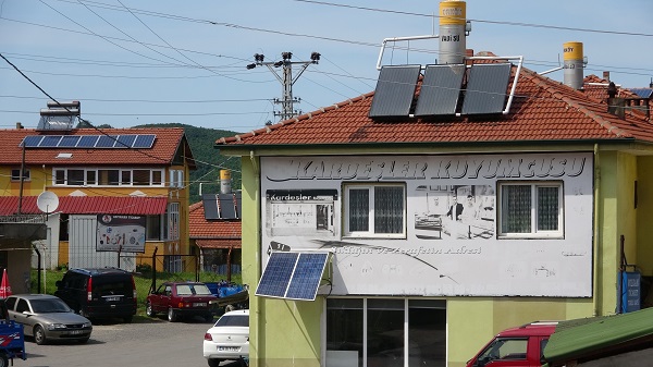 Foto - Üstüne para da kazanıyorlar | Sanki ev değil elektrik santrali 