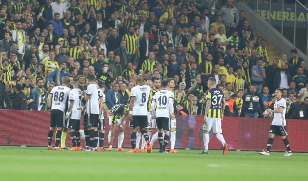 Foto - Utanç verici görüntüler... Futbol rezaleti...