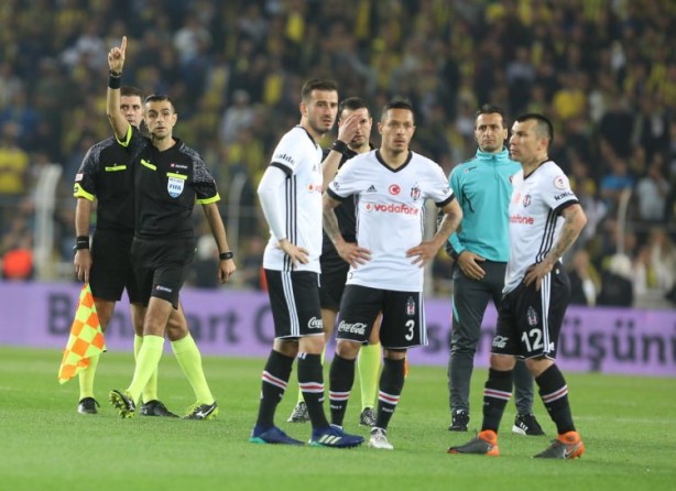 Foto - Utanç verici görüntüler... Futbol rezaleti...