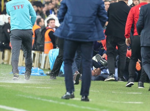 Foto - Utanç verici görüntüler... Futbol rezaleti...