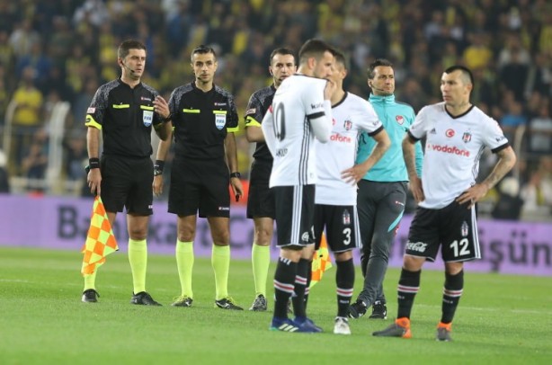 Foto - Utanç verici görüntüler... Futbol rezaleti...