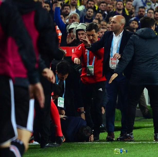 Foto - Utanç verici görüntüler... Futbol rezaleti...