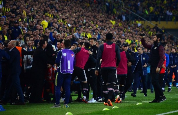 Foto - Utanç verici görüntüler... Futbol rezaleti...
