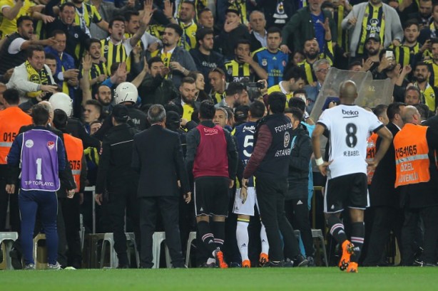 Foto - Utanç verici görüntüler... Futbol rezaleti...