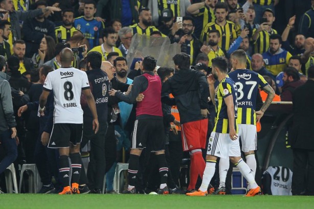 Foto - Utanç verici görüntüler... Futbol rezaleti...