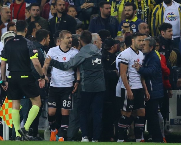 Foto - Utanç verici görüntüler... Futbol rezaleti...