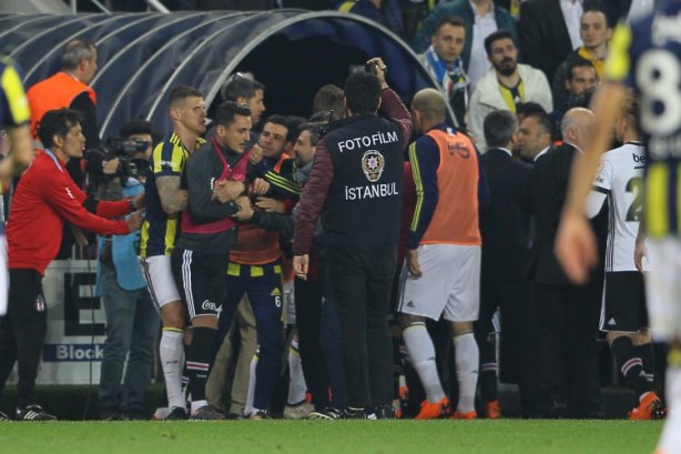 Foto - Utanç verici görüntüler... Futbol rezaleti...