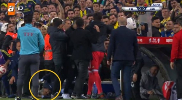 Foto - Utanç verici görüntüler... Futbol rezaleti...