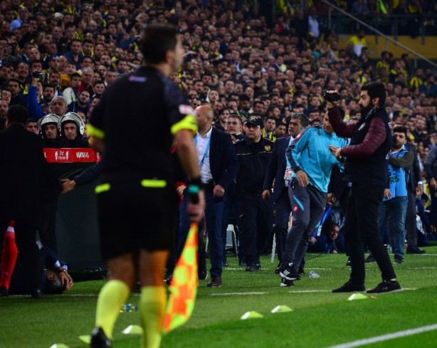 Foto - Utanç verici görüntüler... Futbol rezaleti...