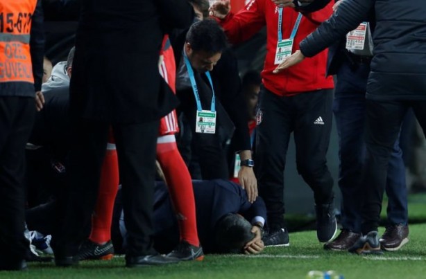 Utanç verici görüntüler... Futbol rezaleti...