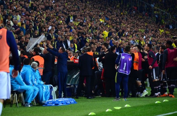 Foto - Utanç verici görüntüler... Futbol rezaleti...