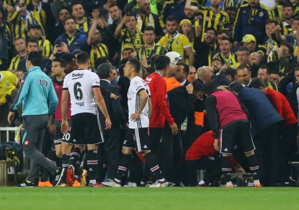 Foto - Utanç verici görüntüler... Futbol rezaleti...