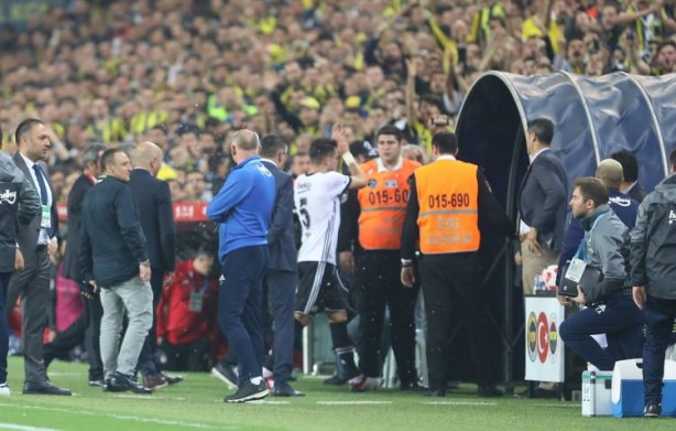 Foto - Utanç verici görüntüler... Futbol rezaleti...