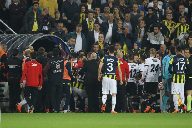 Foto - Utanç verici görüntüler... Futbol rezaleti...