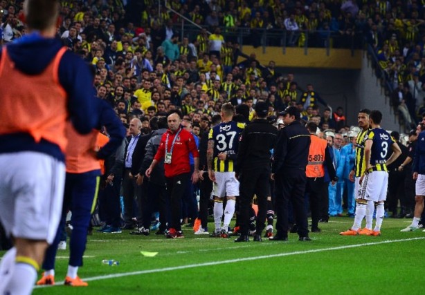 Foto - Utanç verici görüntüler... Futbol rezaleti...