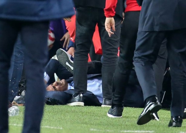 Foto - Utanç verici görüntüler... Futbol rezaleti...