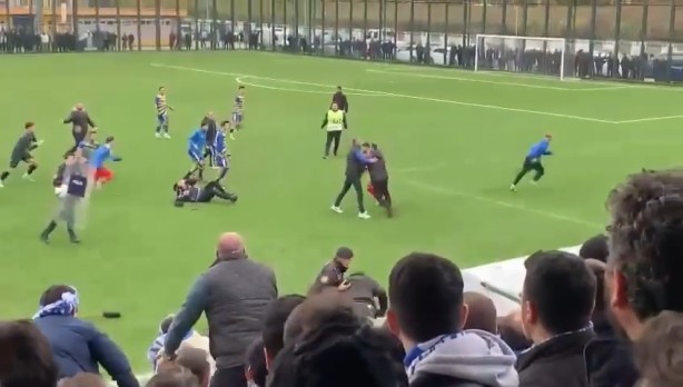 Foto - Utandıran anlar! Futbol maçı boks maçına döndü