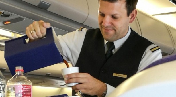 Uyanıklar ülkesi! Üstüne çay dökülen yolcudan, havayolu firmasına rekor dava!